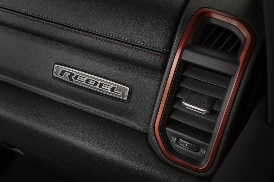 Детали интерьера Dodge Ram 1500 Rebel Quad Cab (DT) 2018 года  (фото 14 из 36)